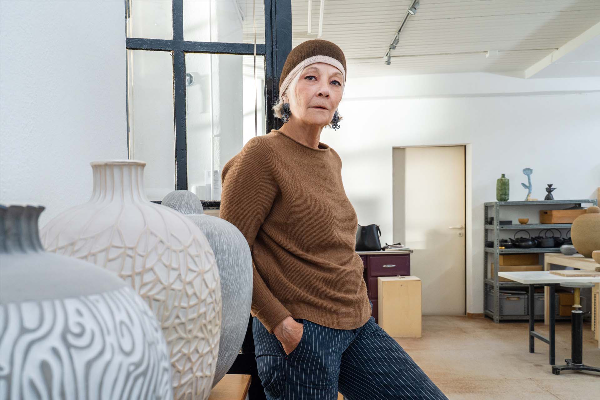 Business-Porträt von Sabine Valentin vor blauem Hintergrund